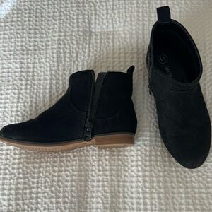 Cat & Jack suede black booties with zipper. Size 11 girls. Great condition.